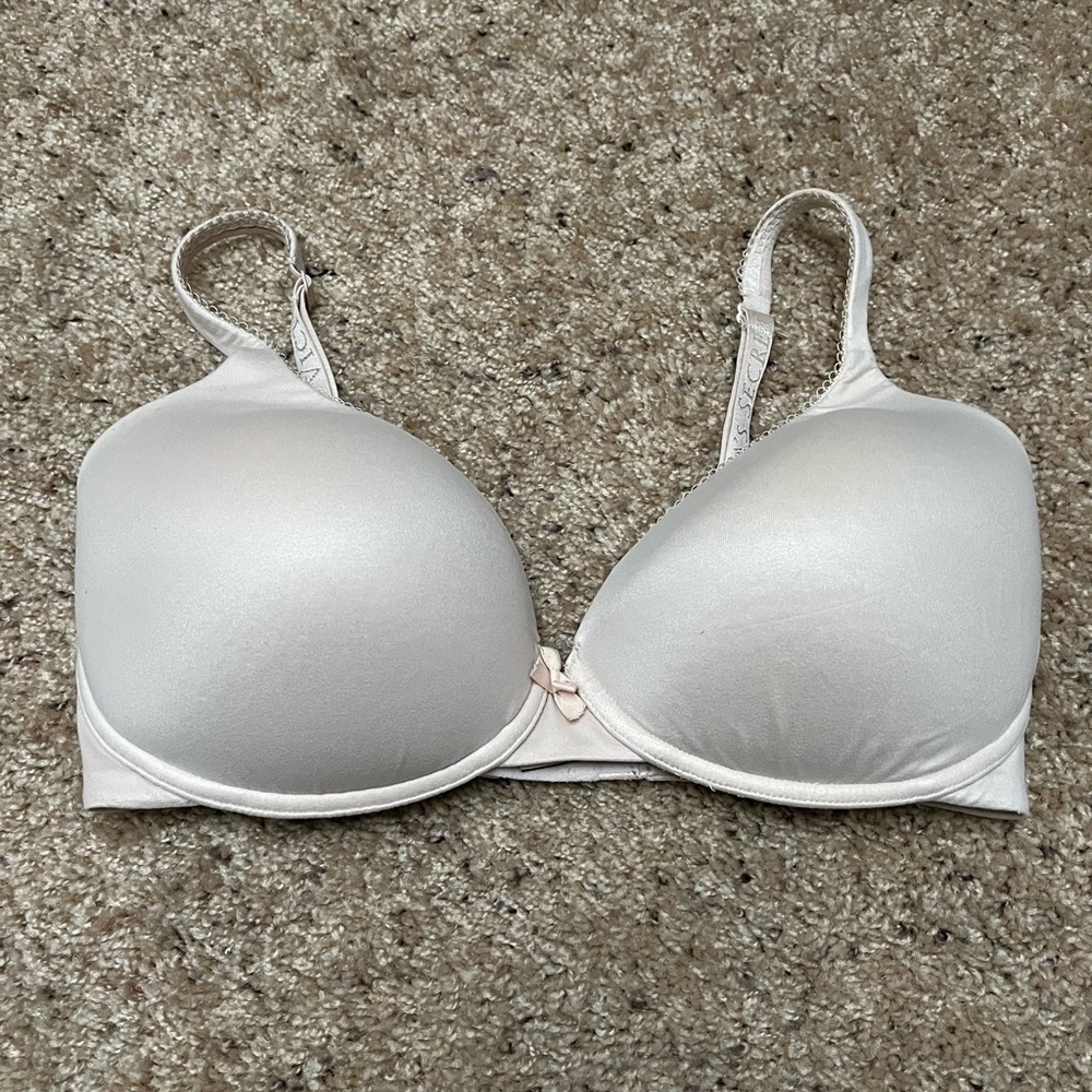 Body by Victoria’s Secret underwire bra good used condition 32DDD